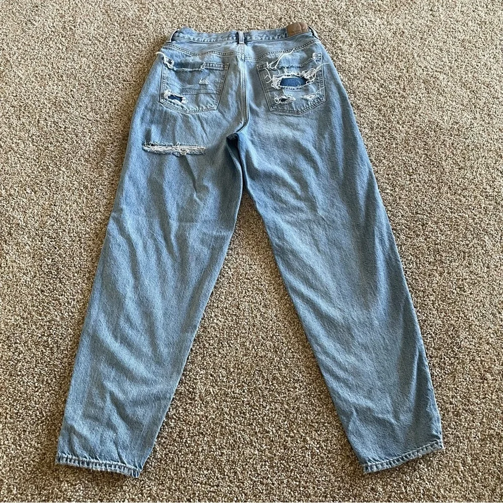 American Eagle Relaxed Mom Jeans Women’s 6 Long Blue Light Wash Tapered Ripped - Picture 7 of 16